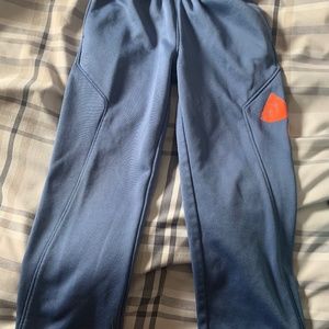 Size 4 Under Armour pants in excellent condition!!